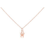 Collana in oro rosa con ciondolo a forma di ragno su sfondo bianco