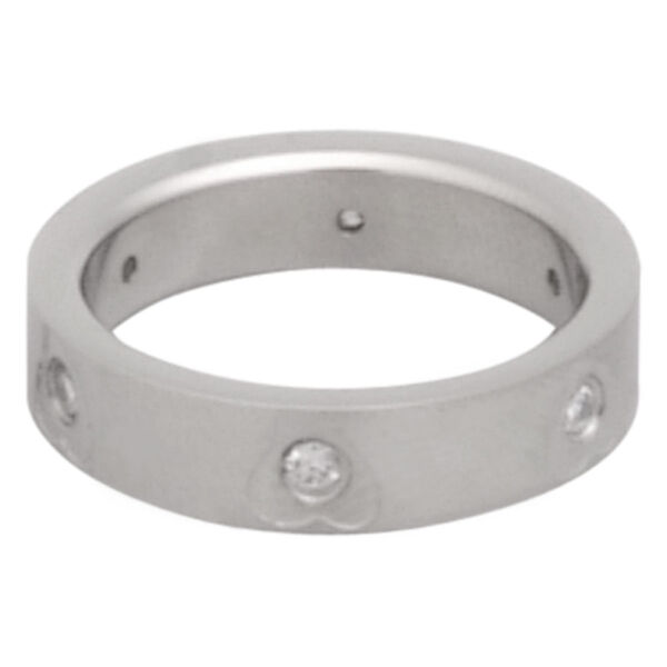 Anillo de dedo plateado de acero quirúrgico con cristales claros sobre fondo blanco