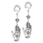 Due orecchini a pesi Mano di Hamsa in argento e oro con gancio su sfondo bianco