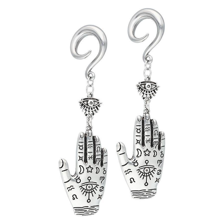 Due orecchini a pesi Mano di Hamsa in argento e oro con gancio su sfondo bianco