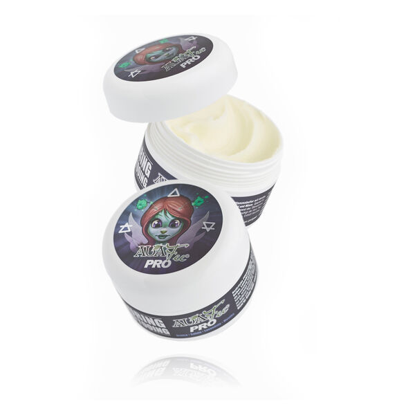 Valkoinen Auafee Pro Tattoo Butter -purkki avonaisella ja suljetulla kannella valkoisella taustalla