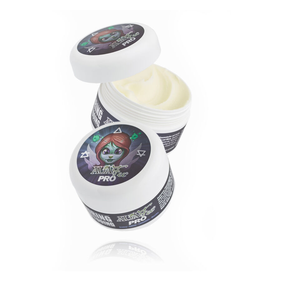 Vasetto bianco di Auafee Pro Tattoo Butter con coperchio aperto e chiuso su sfondo bianco