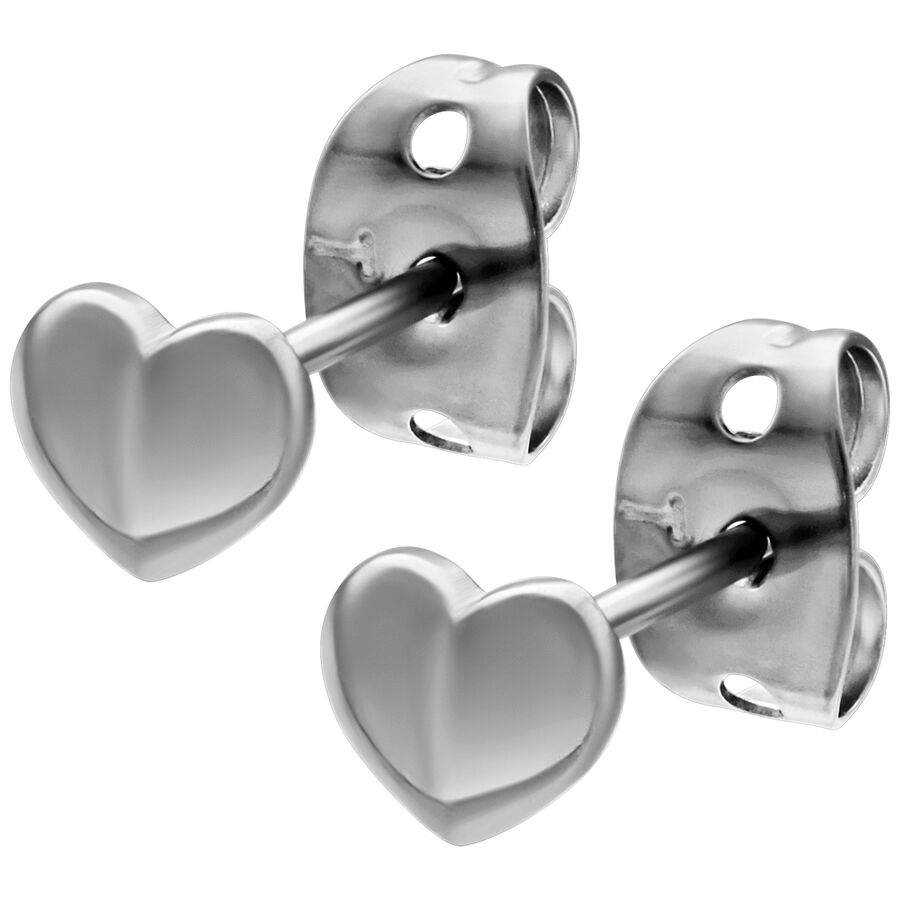 Pendientes de corazón plateados de acero inoxidable sobre fondo blanco