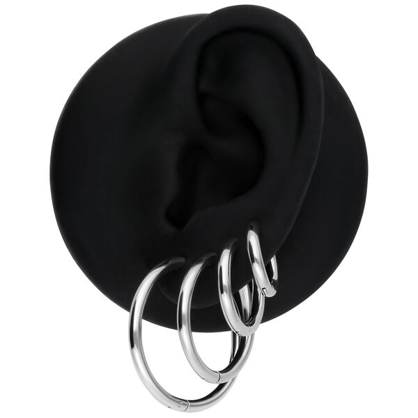 Juego de tres aros plateados en un modelo de oreja negra