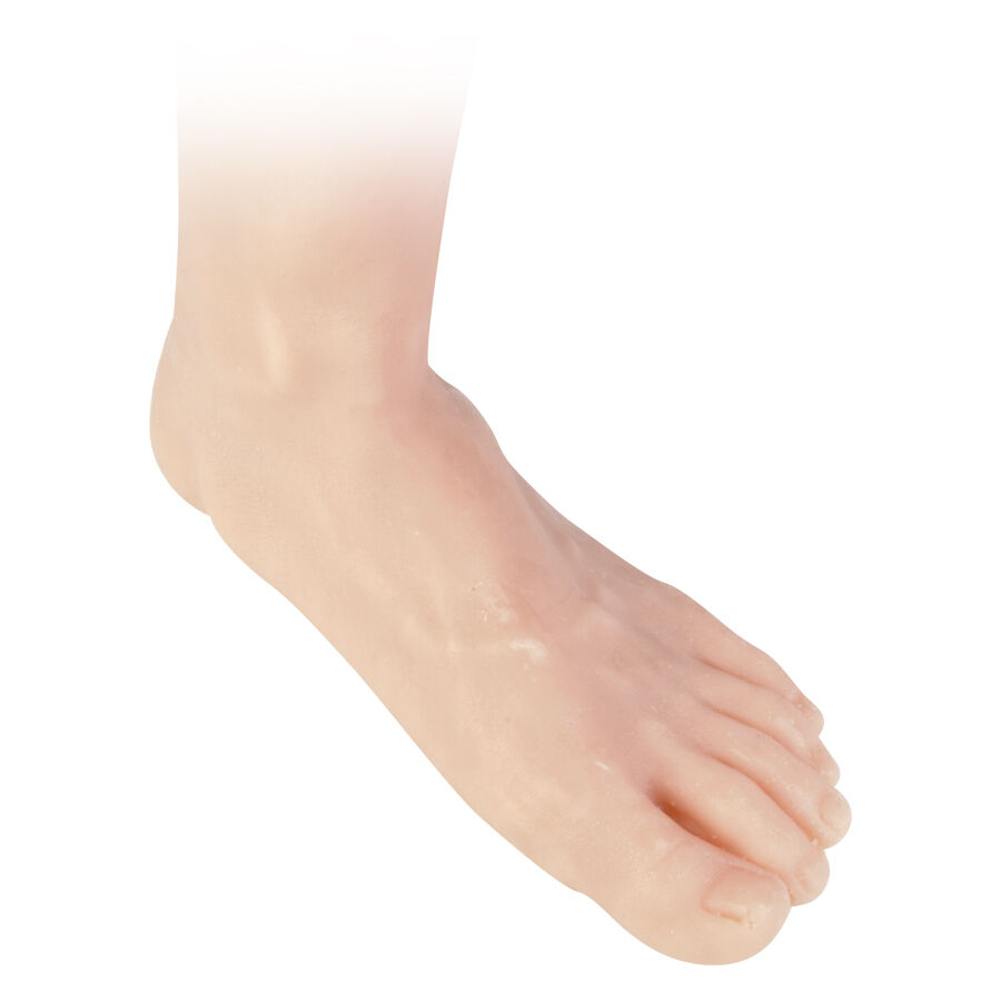 Gamba in silicone beige per esercitazioni di tatuaggio su sfondo bianco