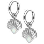 Orecchini a cerchio in argento con pendente a forma di ventaglio e inserto in opale su sfondo bianco