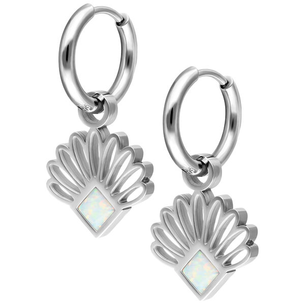Orecchini a cerchio in argento con pendente a forma di ventaglio e inserto in opale su sfondo bianco