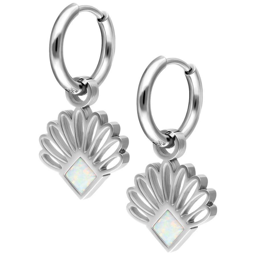 Orecchini a cerchio in argento con pendente a forma di ventaglio e inserto in opale su sfondo bianco