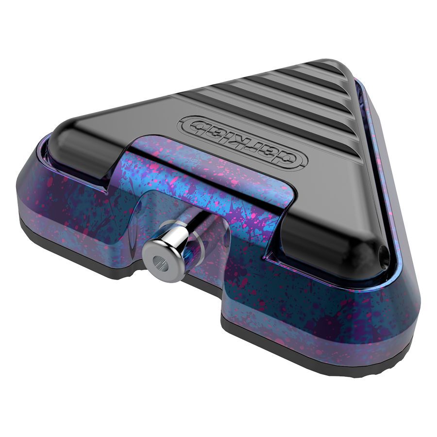 Pedal de pie triangular de aluminio en rosa, azul y negro sobre fondo blanco