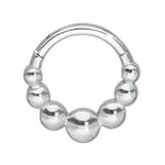 Anello piercing argento con design a sfere su sfondo bianco