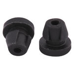 Dos niples de silicona negros sobre fondo blanco, forma cilíndrica