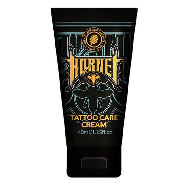 Musta Hornet Tattoo Hoitovoide 40 ml tuubi valkoisella taustalla