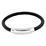 Pulsera de cuero trenzado negro con cierre de acero brillante sobre fondo blanco