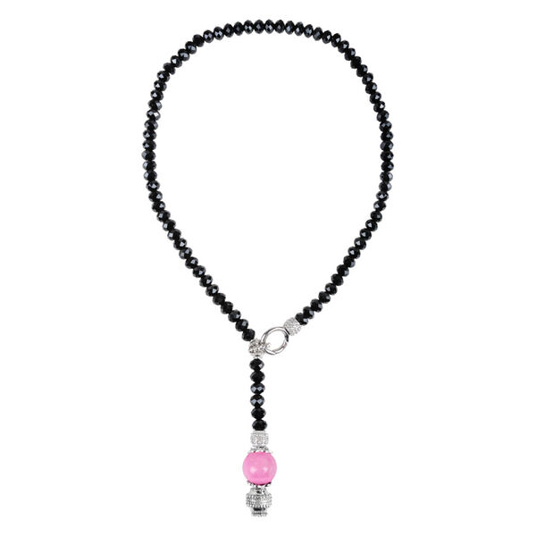 Collar de perlas negras con colgante de cristal rosa sobre fondo blanco