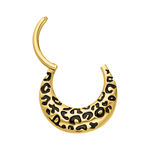 Clicker de septum dorado con estampado de leopardo sobre fondo blanco
