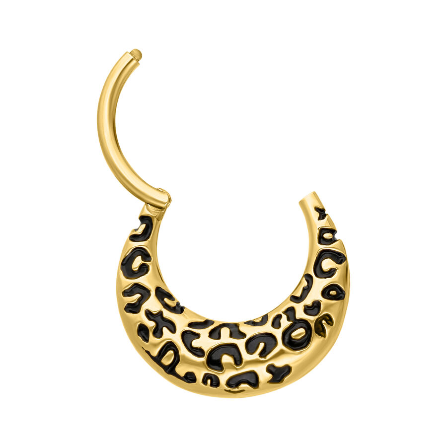 Clicker de septum dorado con estampado de leopardo sobre fondo blanco