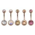 Cinque piercing all'ombelico in oro rosa con cristalli chiari e colorati su sfondo bianco