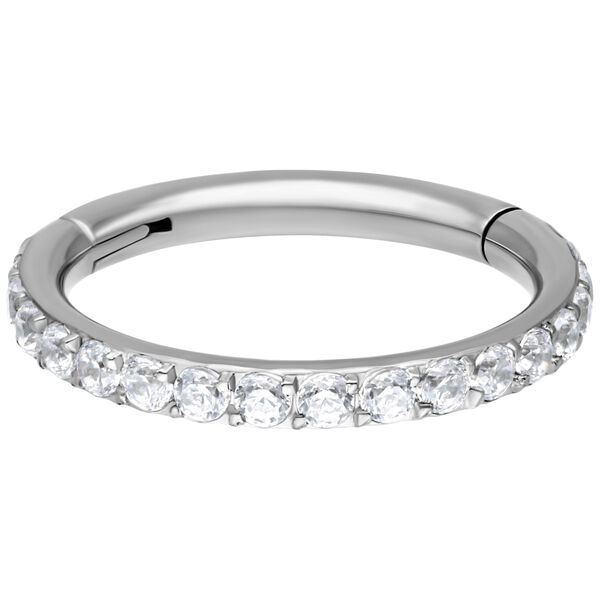 Anillo plateado con pavé de cristal, 14 mm de diámetro interno, sobre fondo blanco