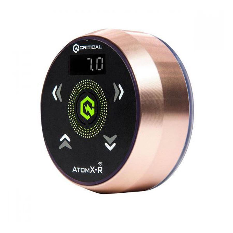 Alimentatore rotondo in oro rosa con display nero su sfondo bianco