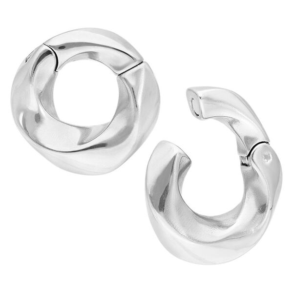 Coppia di pesi per orecchie Twisted in acciaio chirurgico argentato su sfondo bianco