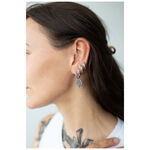 Donna con capelli lunghi indossa i Little Smiley Hoops in argento all'orecchio.