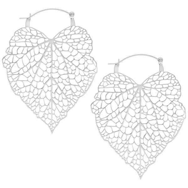 Orecchini in argento a forma di foglia su sfondo bianco