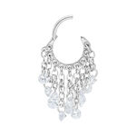 Anello piercing argento con cristalli chiari pendenti su sfondo bianco
