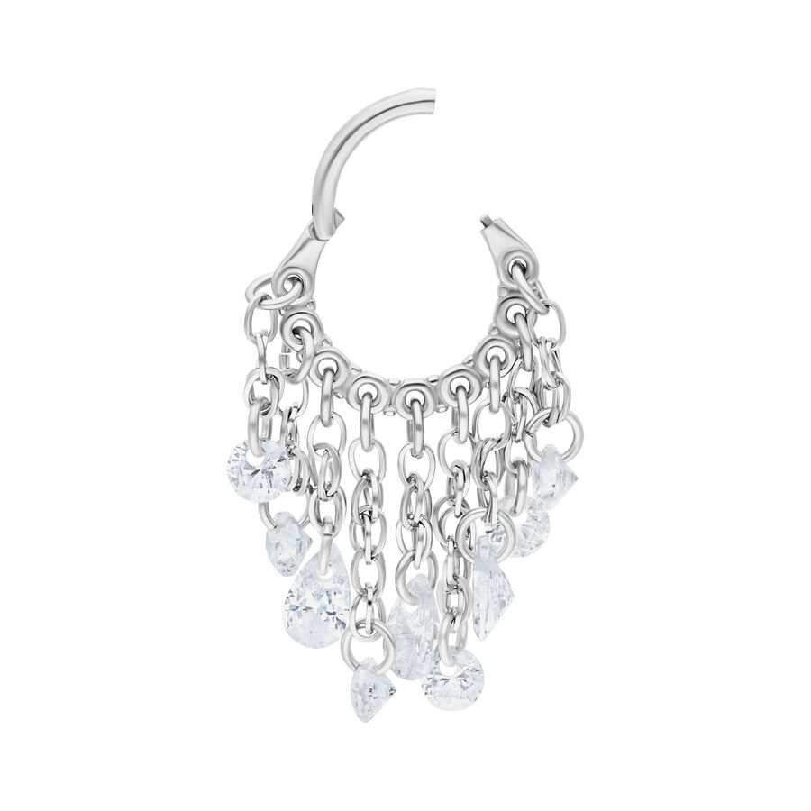 Anello piercing argento con cristalli chiari pendenti su sfondo bianco