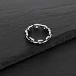 Anello a catena argentato in acciaio chirurgico su sfondo nero