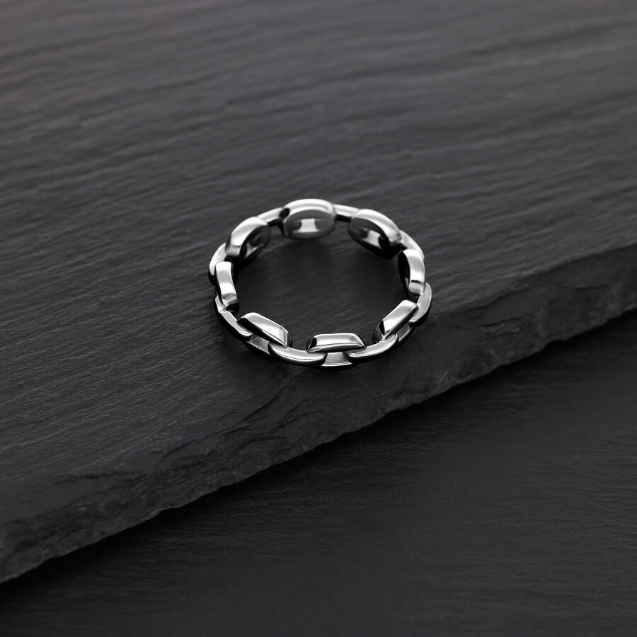 Anello a catena argentato in acciaio chirurgico su sfondo nero