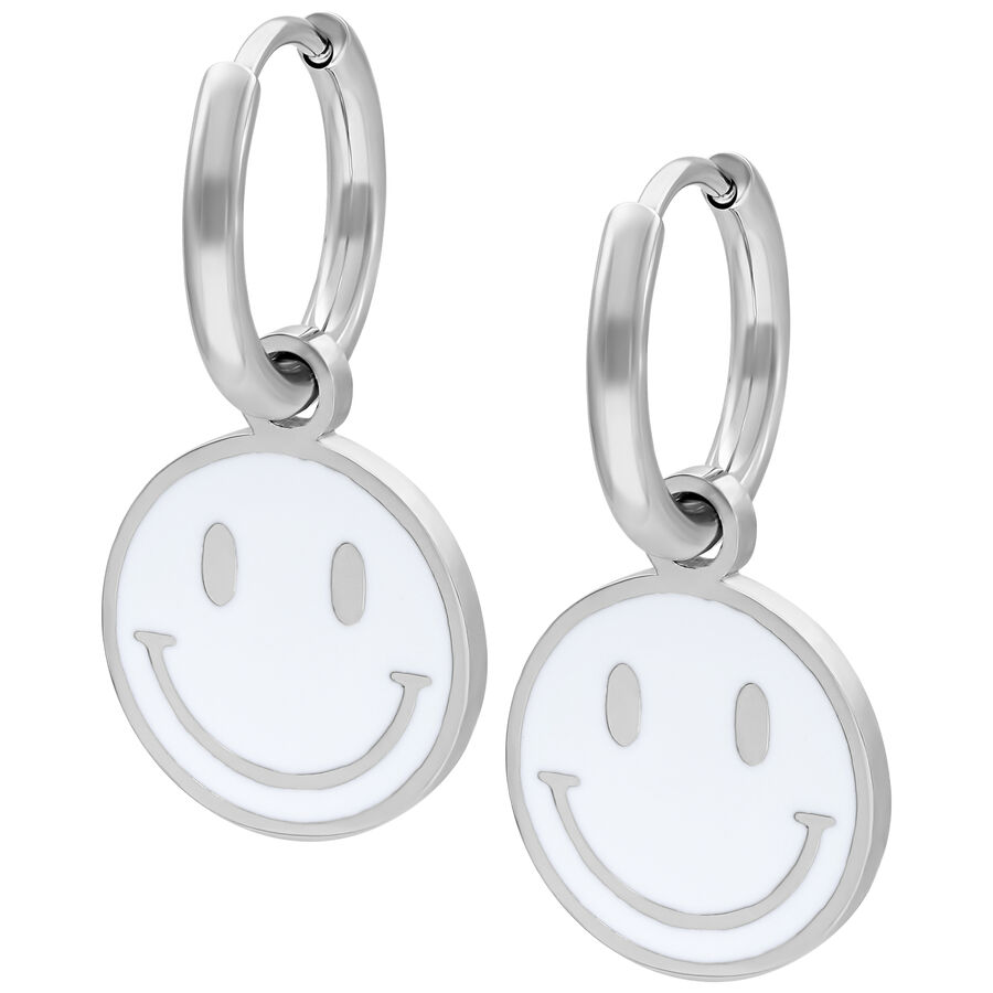 Dos pendientes plateados con colgante de sonrisa blanca sobre fondo blanco