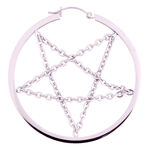 Silberne Pentagram Chain Hoops aus Chirurgenstahl auf weißem Hintergrund