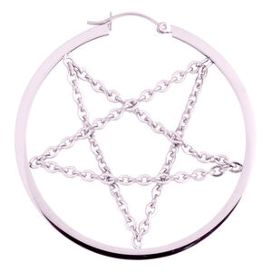 Silberne Pentagram Chain Hoops aus Chirurgenstahl auf weißem Hintergrund