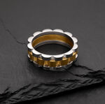 Ring aus Chirurgenstahl in Silber und Gold auf schwarzem Schiefer