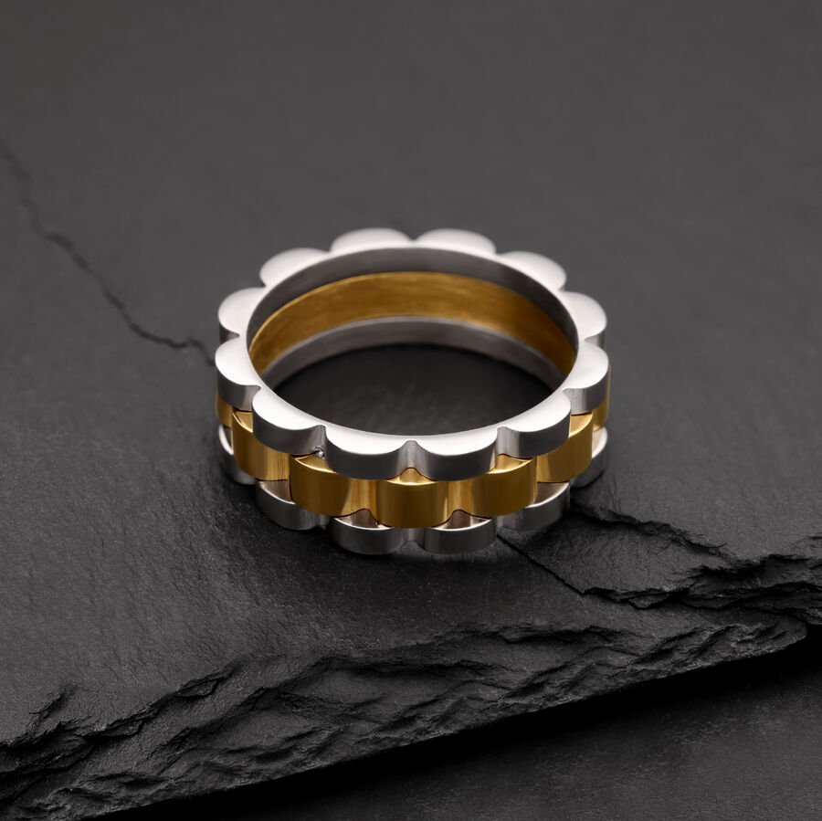 Ring aus Chirurgenstahl in Silber und Gold auf schwarzem Schiefer