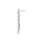 Accessorio piercing in argento con catenina su sfondo bianco