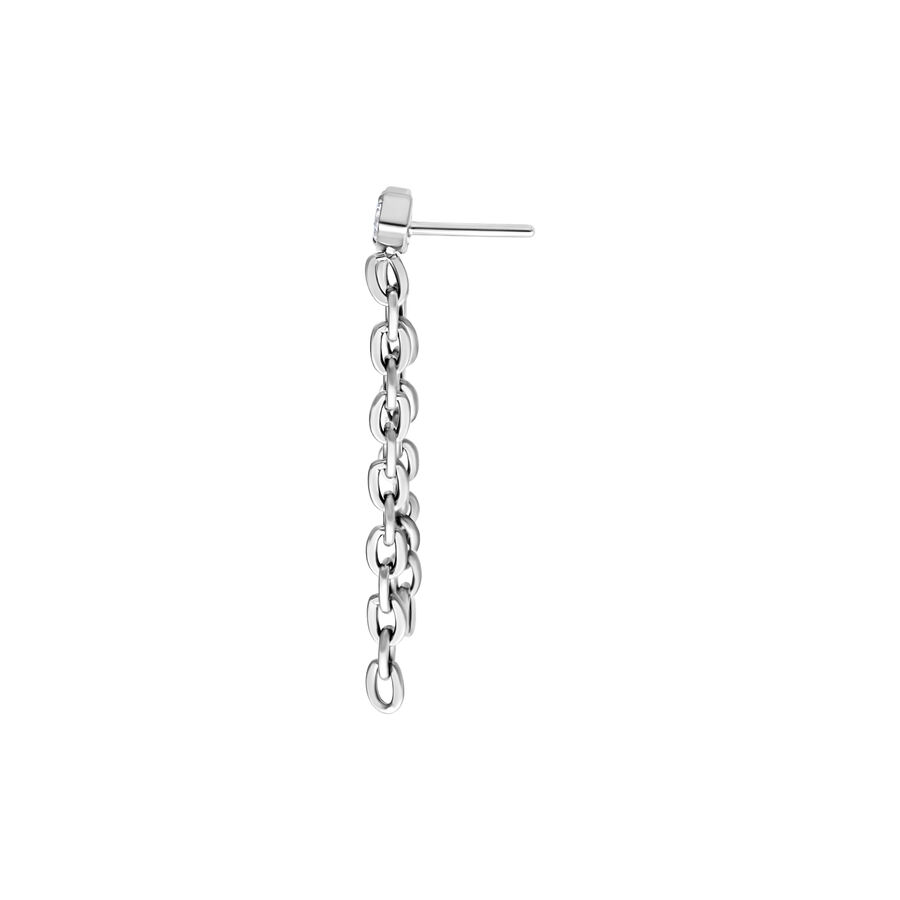 Accessorio piercing in argento con catenina su sfondo bianco