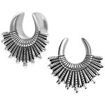 Indiana Earsaddles in acciaio chirurgico argentato con design decorativo su sfondo bianco