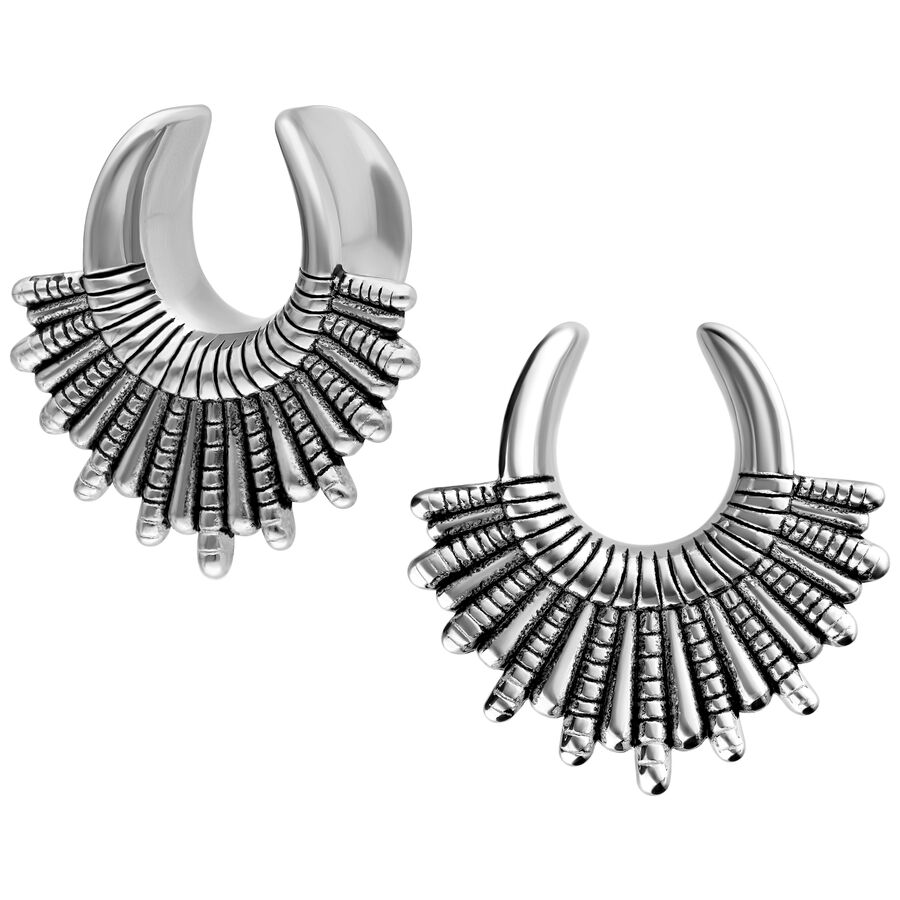 Indiana Earsaddles in acciaio chirurgico argentato con design decorativo su sfondo bianco