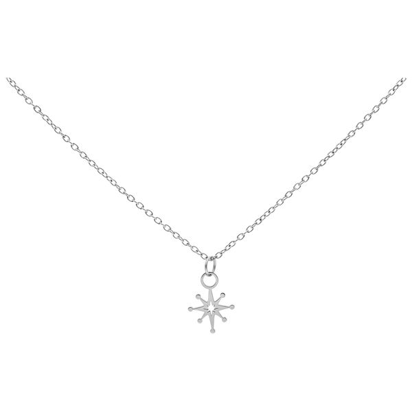 Collar plateado con colgante de estrella polar sobre fondo blanco