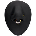 Goldener Marquise Septum Clicker mit funkelnden Kristallen auf schwarzem Modell