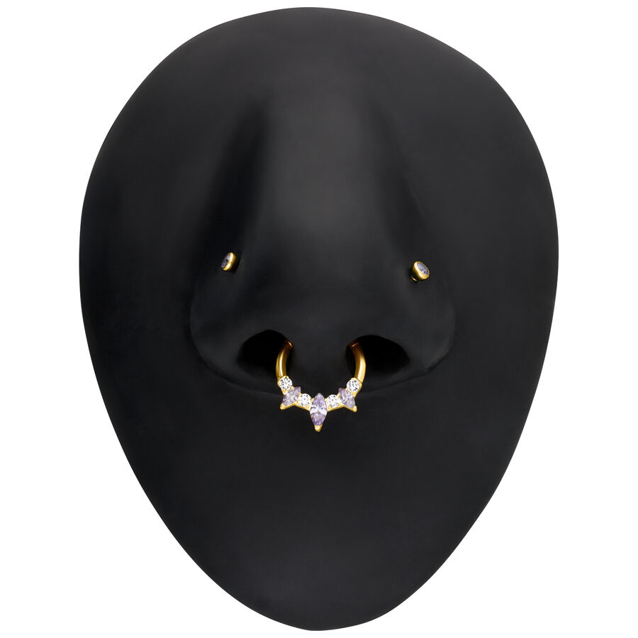 Goldener Marquise Septum Clicker mit funkelnden Kristallen auf schwarzem Modell