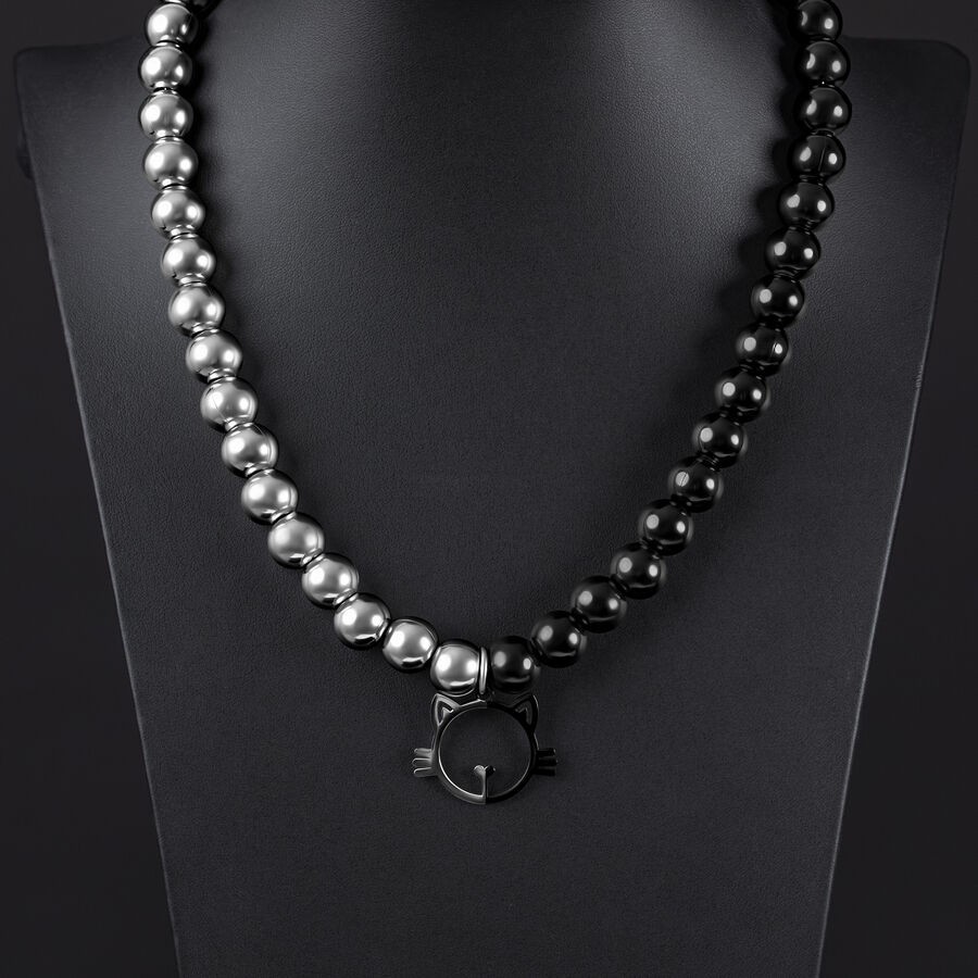Collana in argento e nero con ciondolo a forma di gatto su sfondo nero