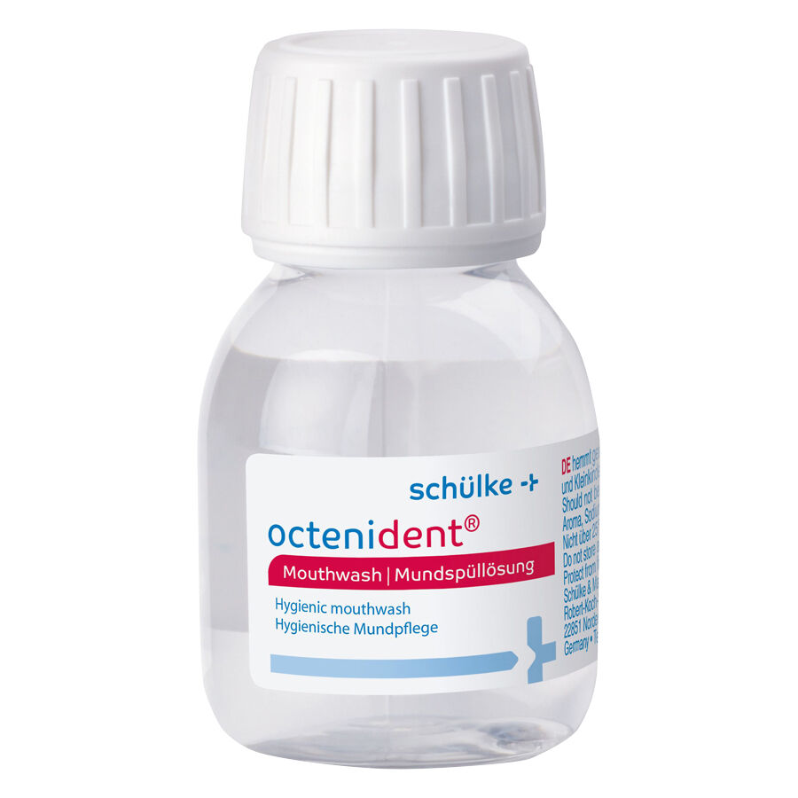 Pequeña botella transparente de Octenident solución para enjuague bucal con tapa blanca sobre fondo blanco
