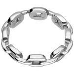 Anello in argento in acciaio chirurgico con design a maglie su sfondo bianco