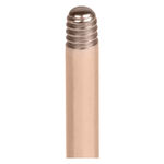 Primo piano di un labret in titanio rosa oro con filettatura esterna su sfondo bianco
