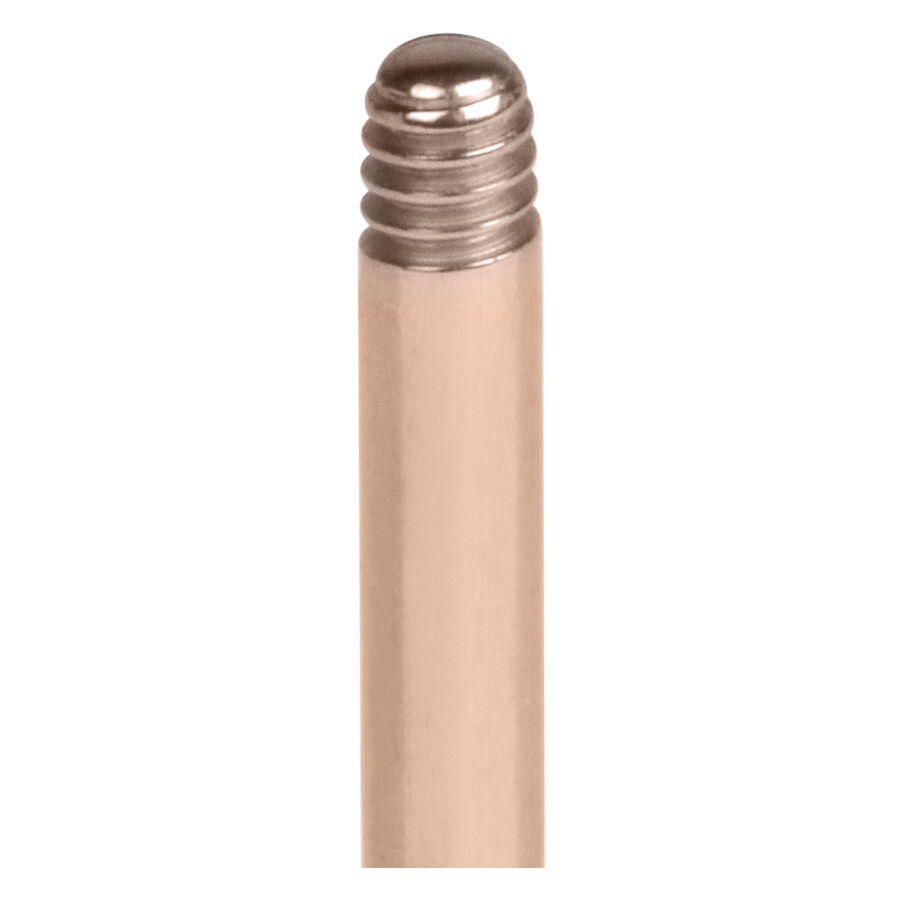 Primo piano di un labret in titanio rosa oro con filettatura esterna su sfondo bianco