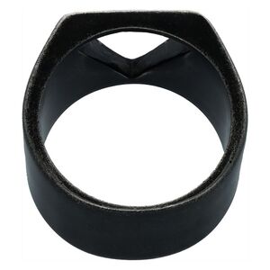 Vintage Schwarzer Dreieckring aus Chirurgenstahl Schwarzer Ring mit dreieckigem Design auf weißem Hintergrund