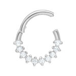 Clicker per setto in argento in acciaio chirurgico con cristalli chiari su sfondo bianco