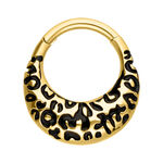 Clicker para septum dorado con estampado de leopardo negro sobre fondo blanco